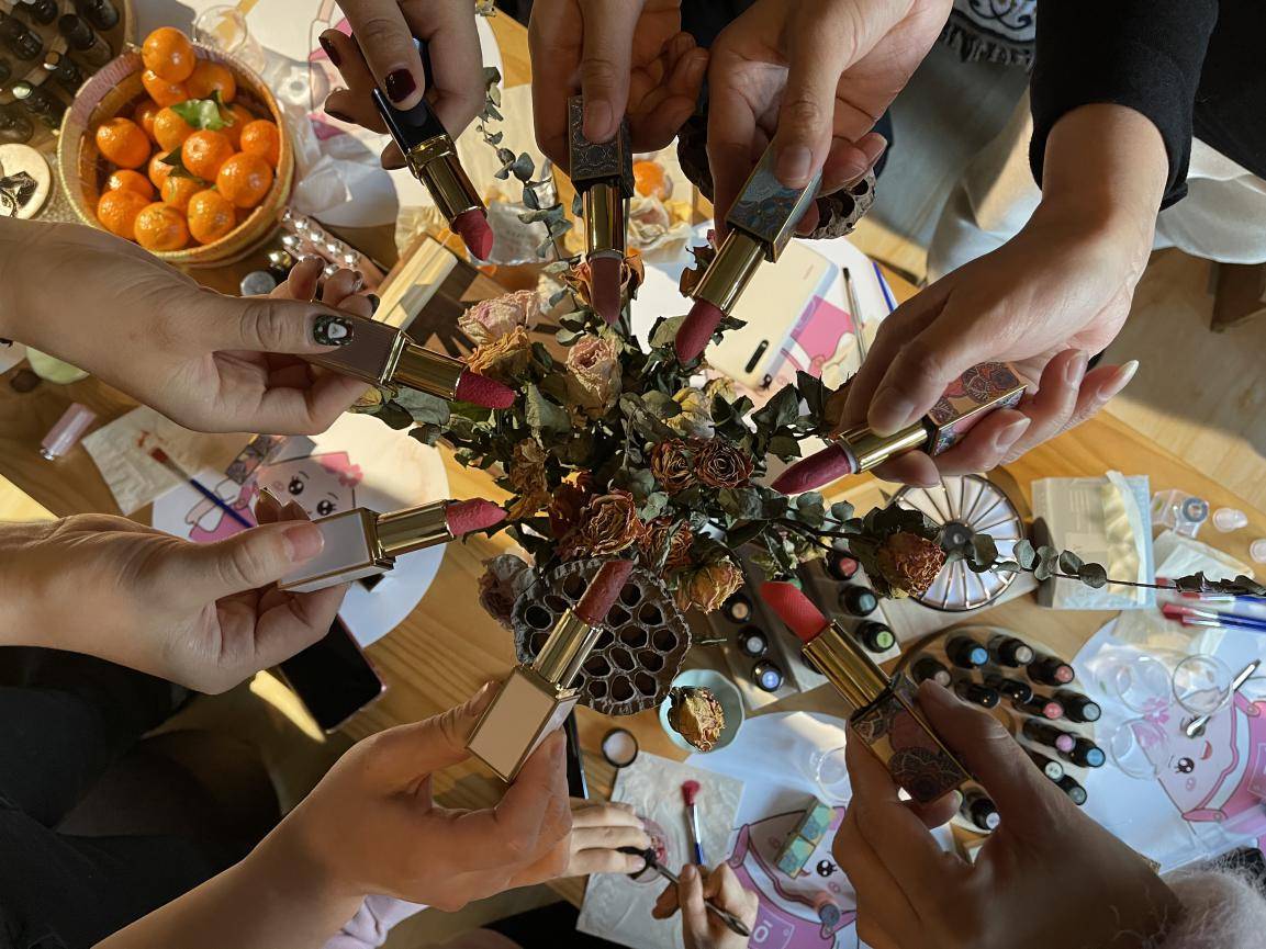 邮储银行唐山市分行开展庆三八芳香口红沙龙活动