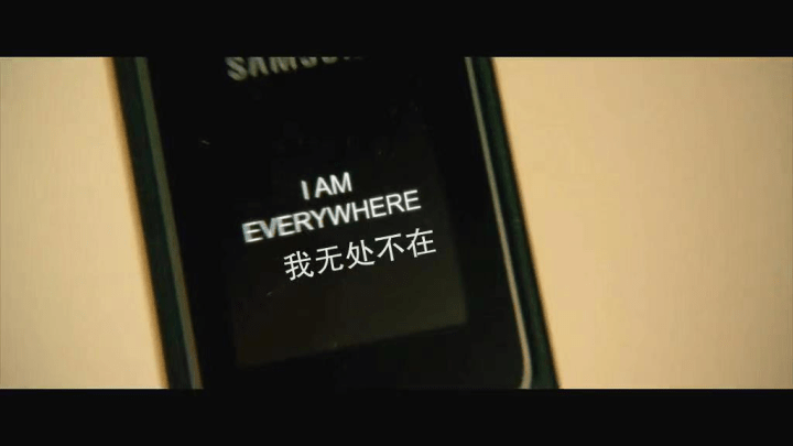 露西的意识幻化成信号出现在男主人公的手机里:我,无处不在.