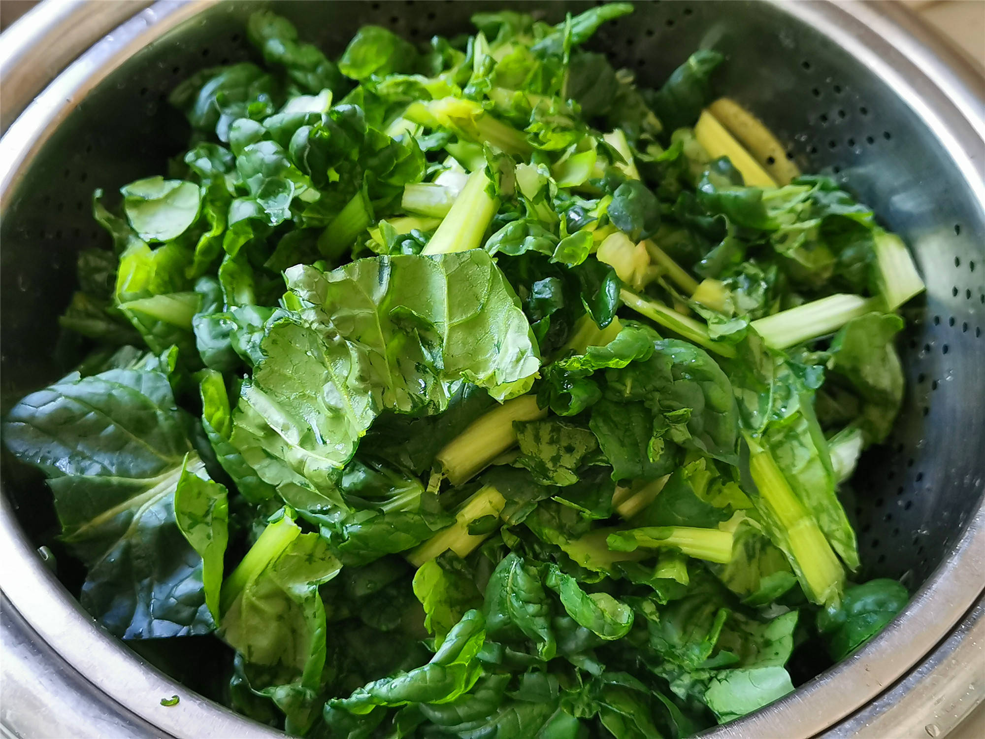 春天,多买些新鲜菊花菜炒着吃,清淡不腻易消化,孩子爱吃_做法