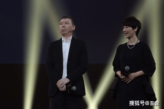 冯小刚也曾担任白酒的代言人,2013年金六福推出金剑南k6,当时的冯小刚