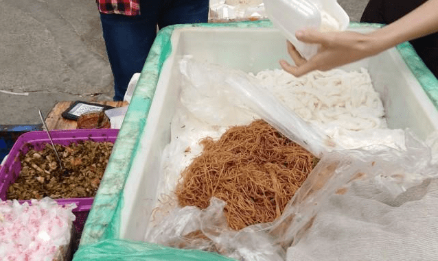 爆火的山东集市地摊上拉面哥3元一碗的清汤拉面真的很便宜吗