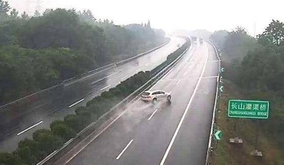 高速下暴雨开车怎么办 99e5aa8001b546eab652fc13a2c12c00.jpeg