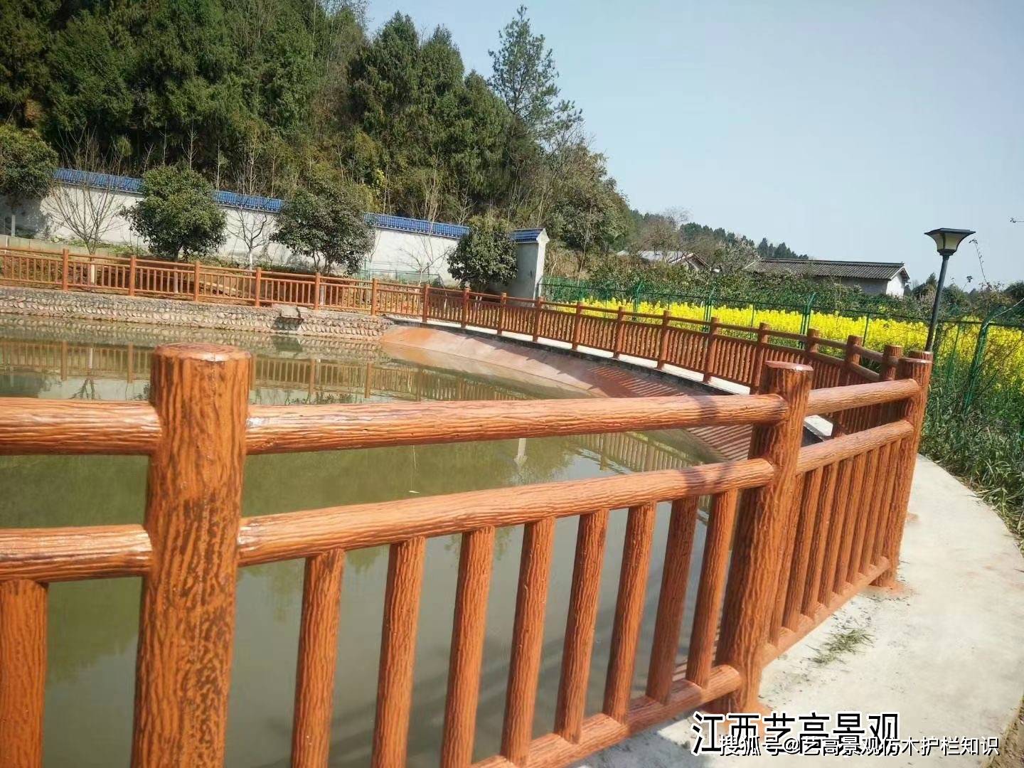 江西仿木栏杆厂家新农村建设案例，水泥仿木护栏供应鱼池塘