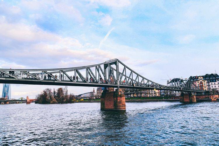 它是欧洲第一座吊桥，德国最浪漫的铁桥之一，时常有人在此亲吻