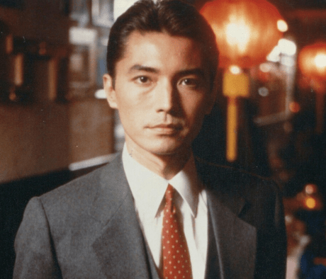 我们谈论的第一个男星是尊龙.