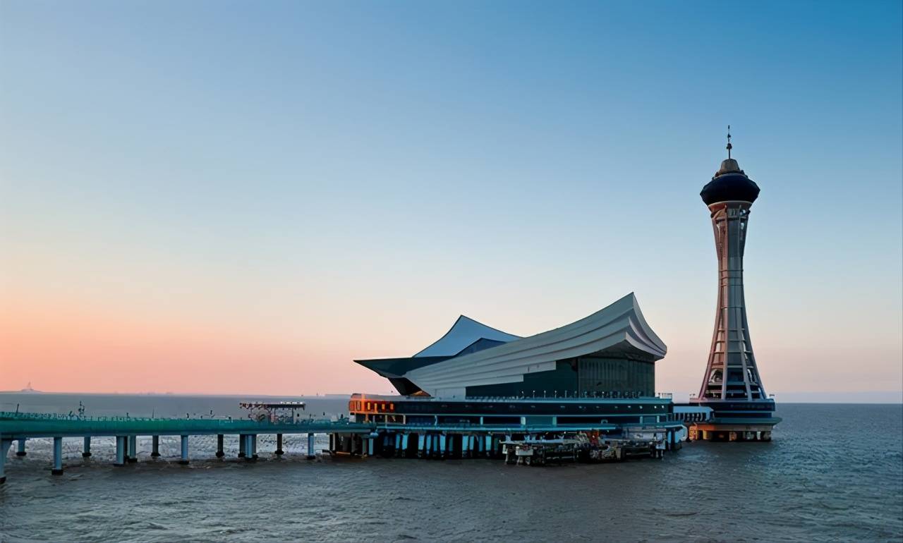 海天一洲·国家级4a级景区是杭州湾海域上一处综合性的旅游胜地,亦是