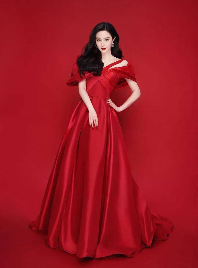 范冰冰美得无可挑剔穿中国红长裙美艳大气怼脸肌肤白到发光