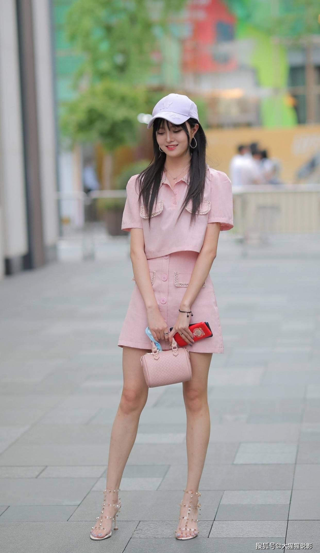街拍:较瘦的小姐姐春季搭配很重要,粉色套裙配高跟,美观又雅致_凉鞋