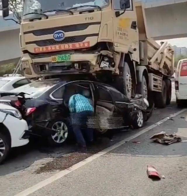 深圳泥头车闯红灯撞车失控,冲进对向车道,一孕妇被困司机身亡_事故