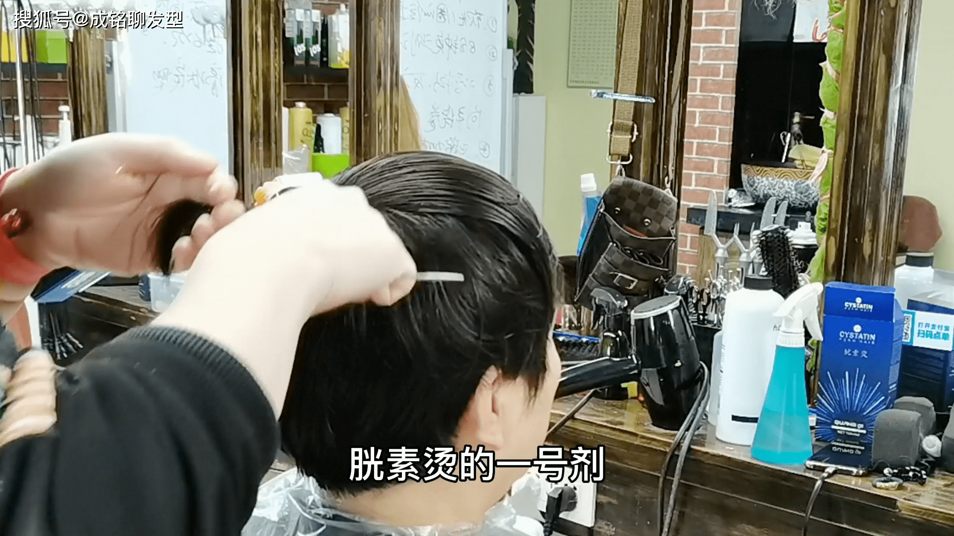 50岁女人短发这样做，发根蓬松烫+发尾纹理烫，减龄干练又显气质_发型