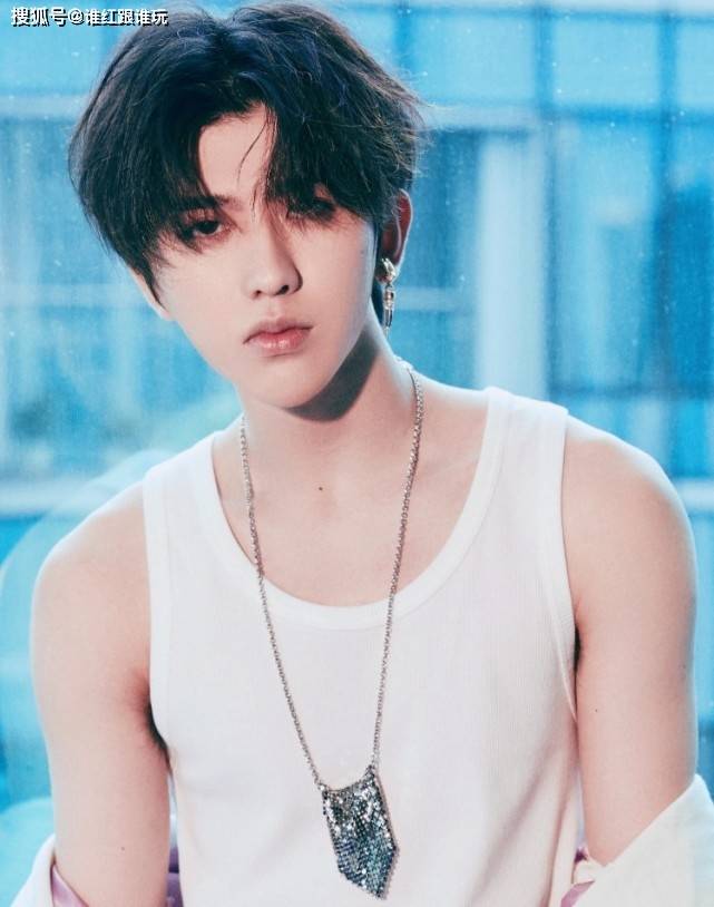 原创时尚果然看脸被嫌弃的老头白背心蔡徐坤驾驭的又纯又欲