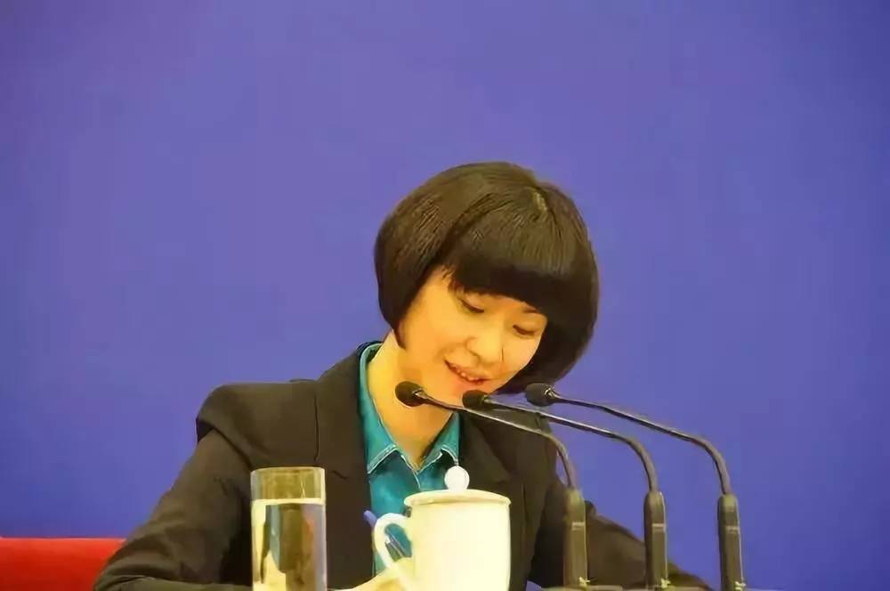 她是外交学院美女校花,中国女神级译员,蘑菇头美女,女王气场_张璐