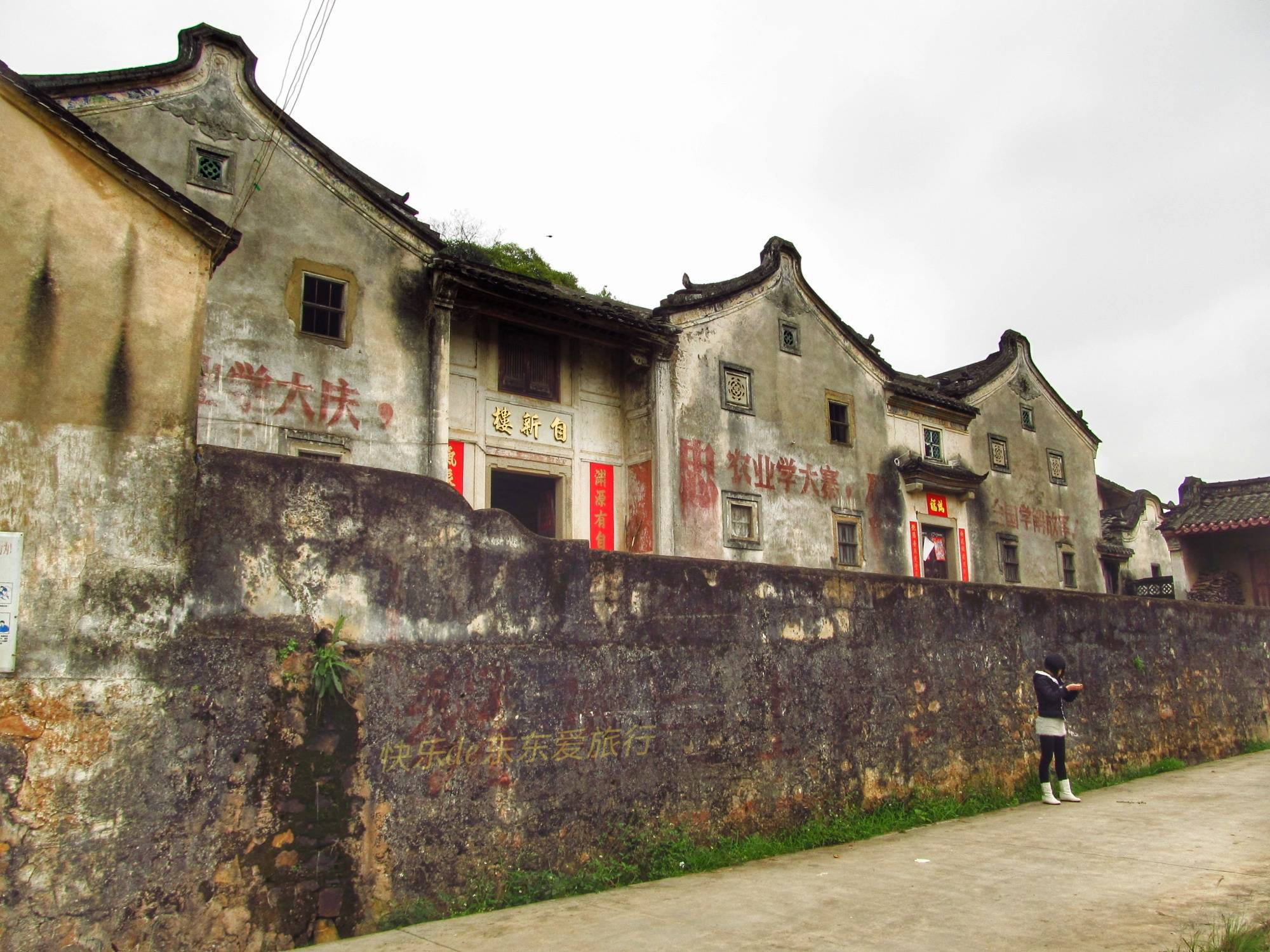 梅州玉水古村有座古民居，七彩瓦屋顶十分特别，你知道它的由来吗