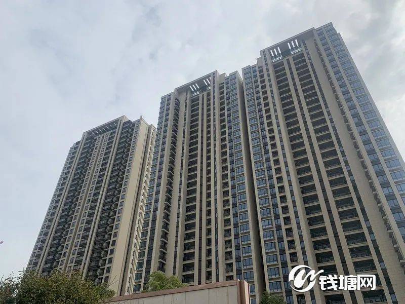 马路对面则是融创城,周边还有智慧谷正在建设中.