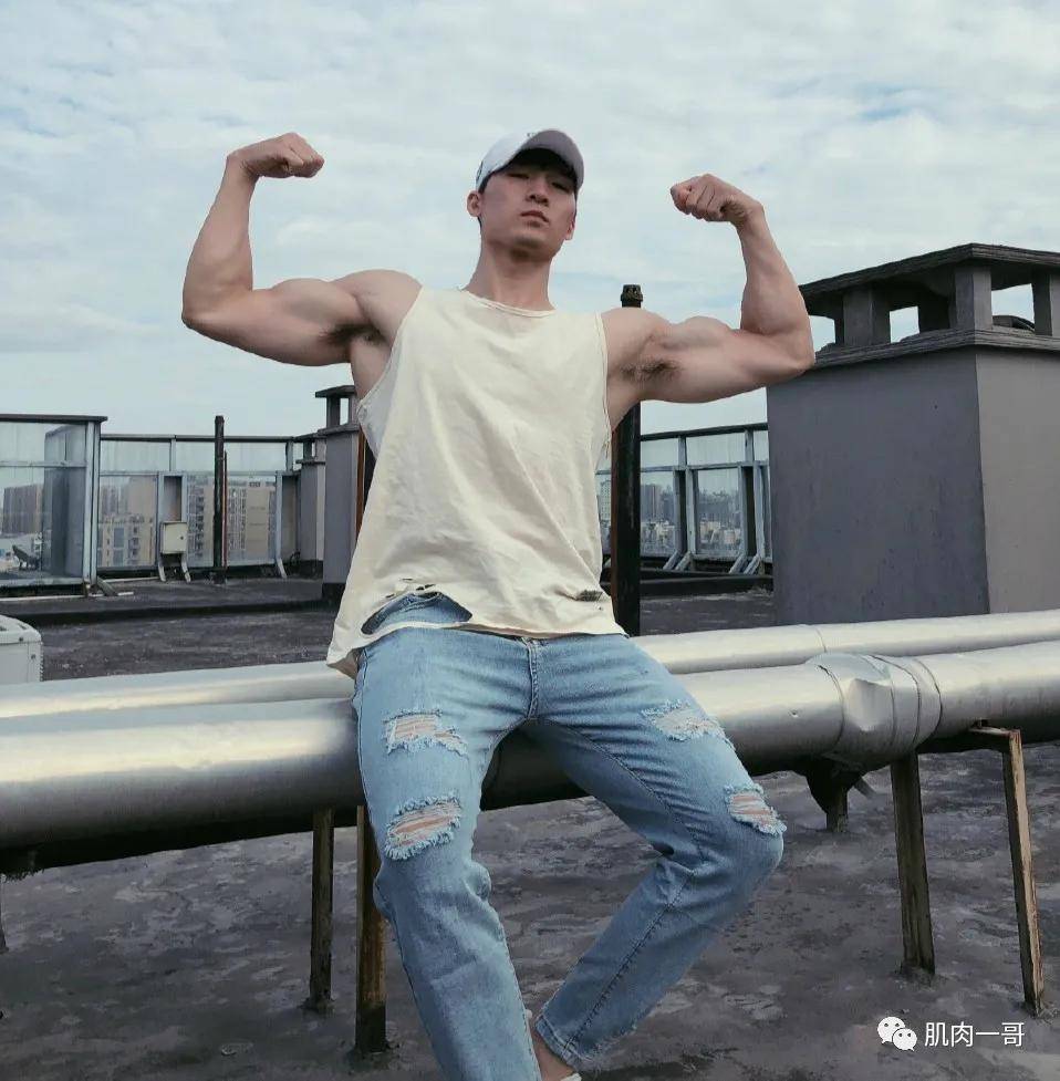 杭州筋肉小狼狗一夜爆红,网友都馋他的身子_健身