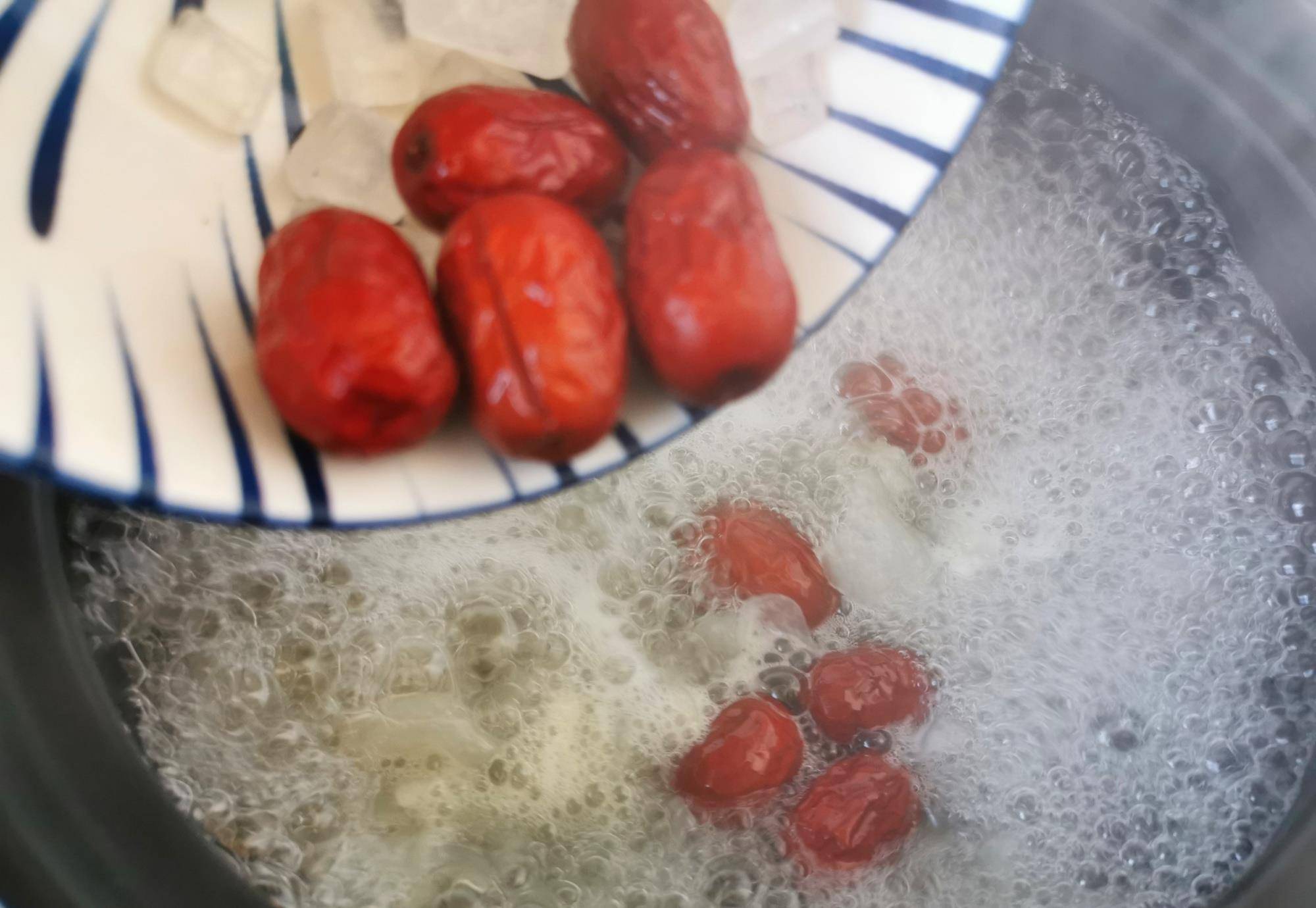 银耳汤怎么煮才软糯 bbfab781c0394d08b6d5594bc16a3016.jpeg