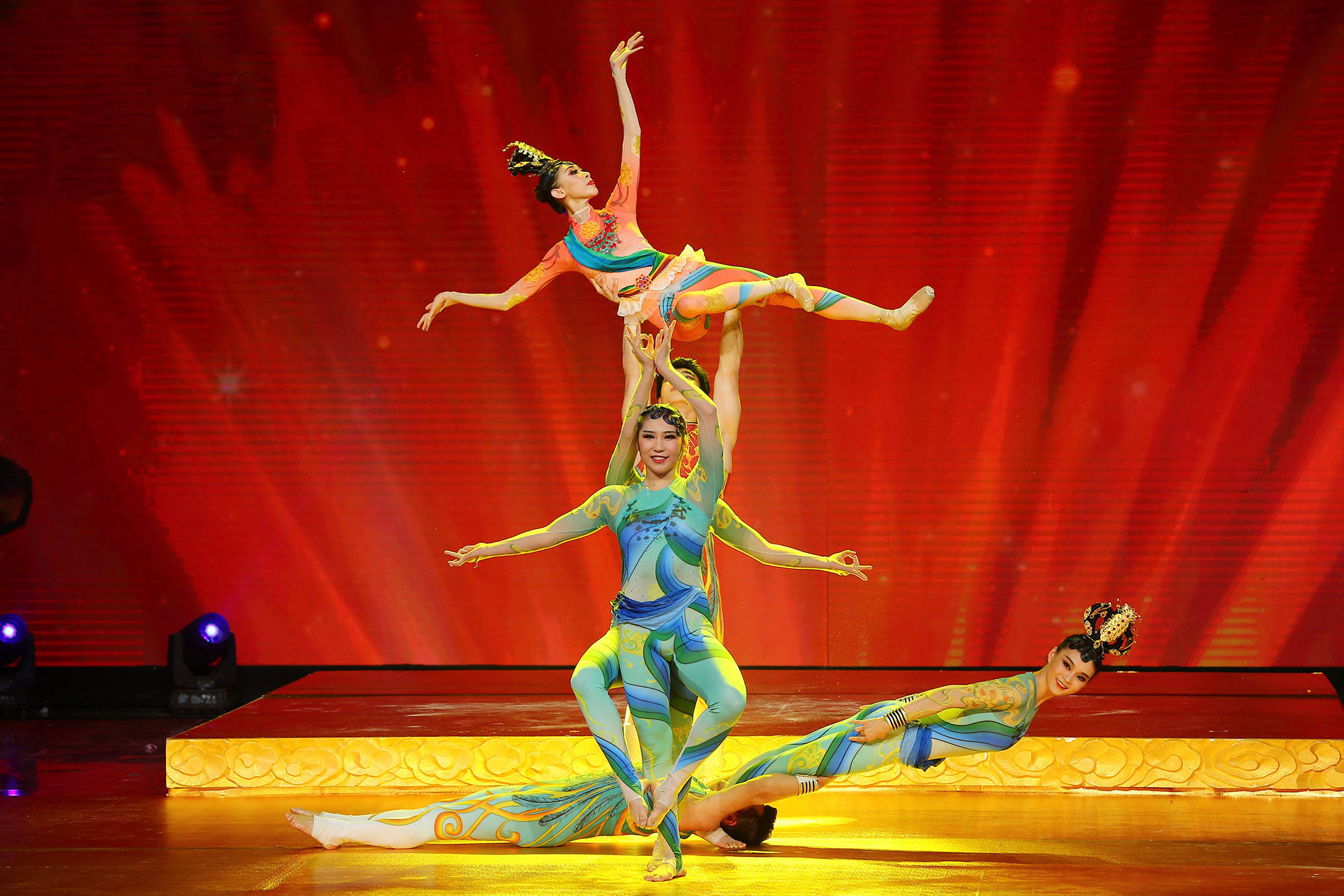 杂技团积极回应人民的文化需要,共开展演出113场,其中公益性演出54场