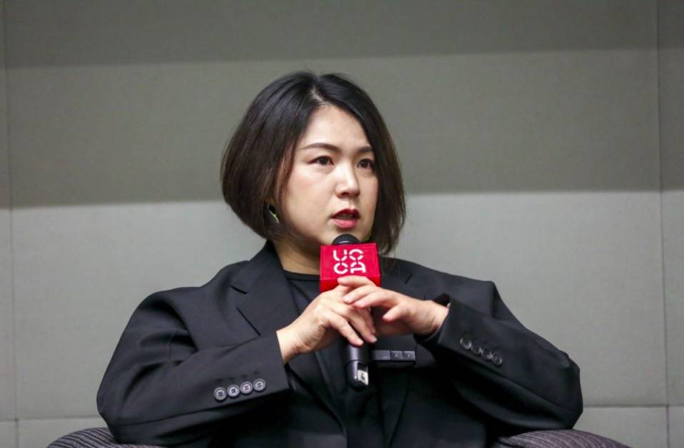 ucca馆长田霏宇与艺术家曹斐在展览现场,图片由ucca尤伦斯当代艺术