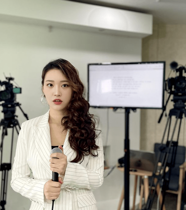 油管上颜美声甜的韩国女博主自曝脸是假的脖子以下才是真的