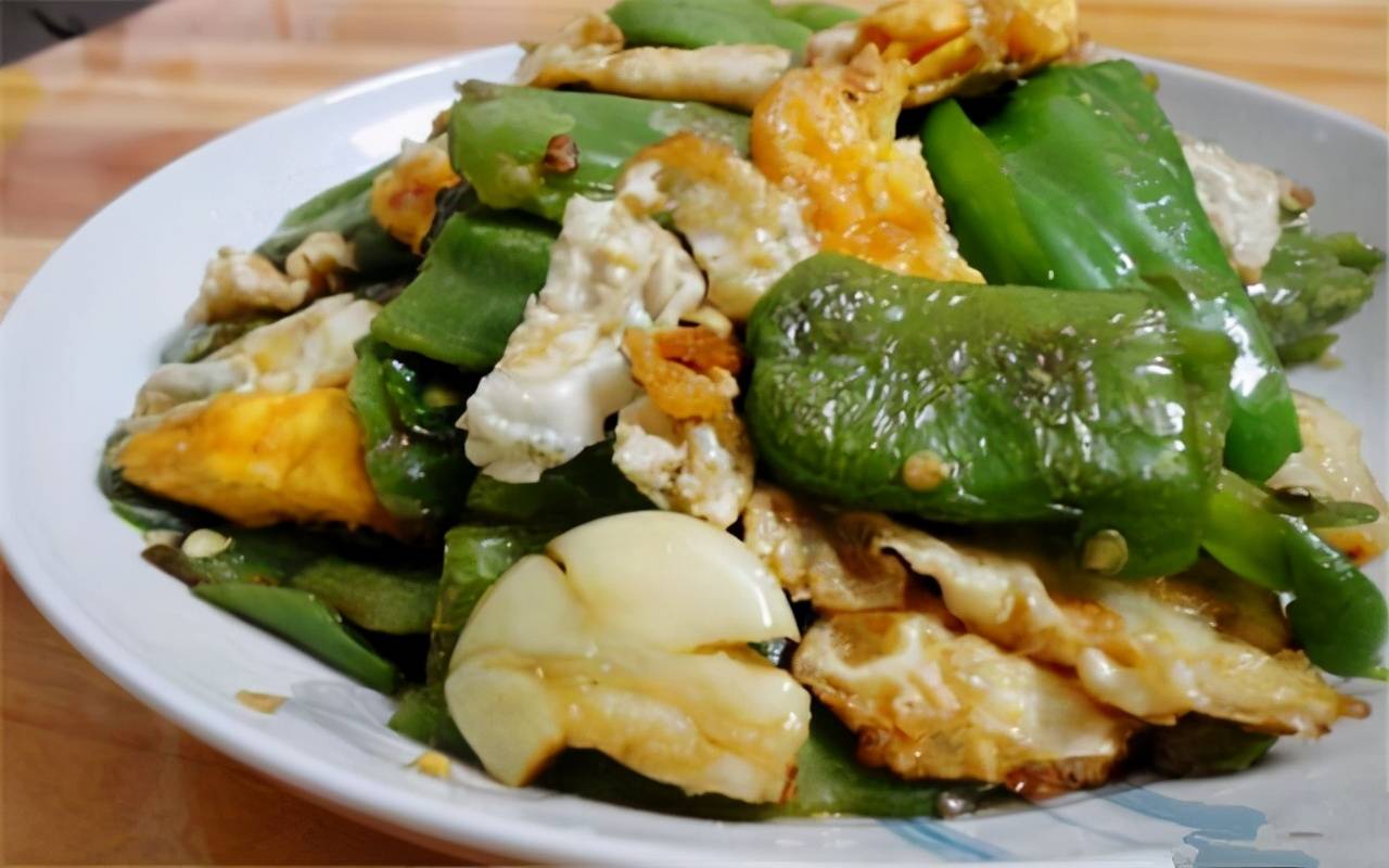 鸡蛋和大青椒的混合炒作,超级下饭的——虎皮椒荷包蛋