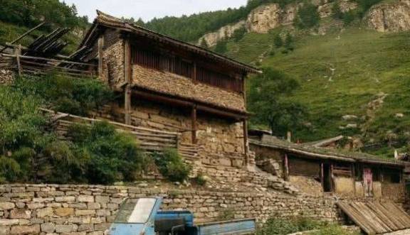 一个悬挂在2300米峭壁上的村落，全村就只有一个姓，在中国陕西