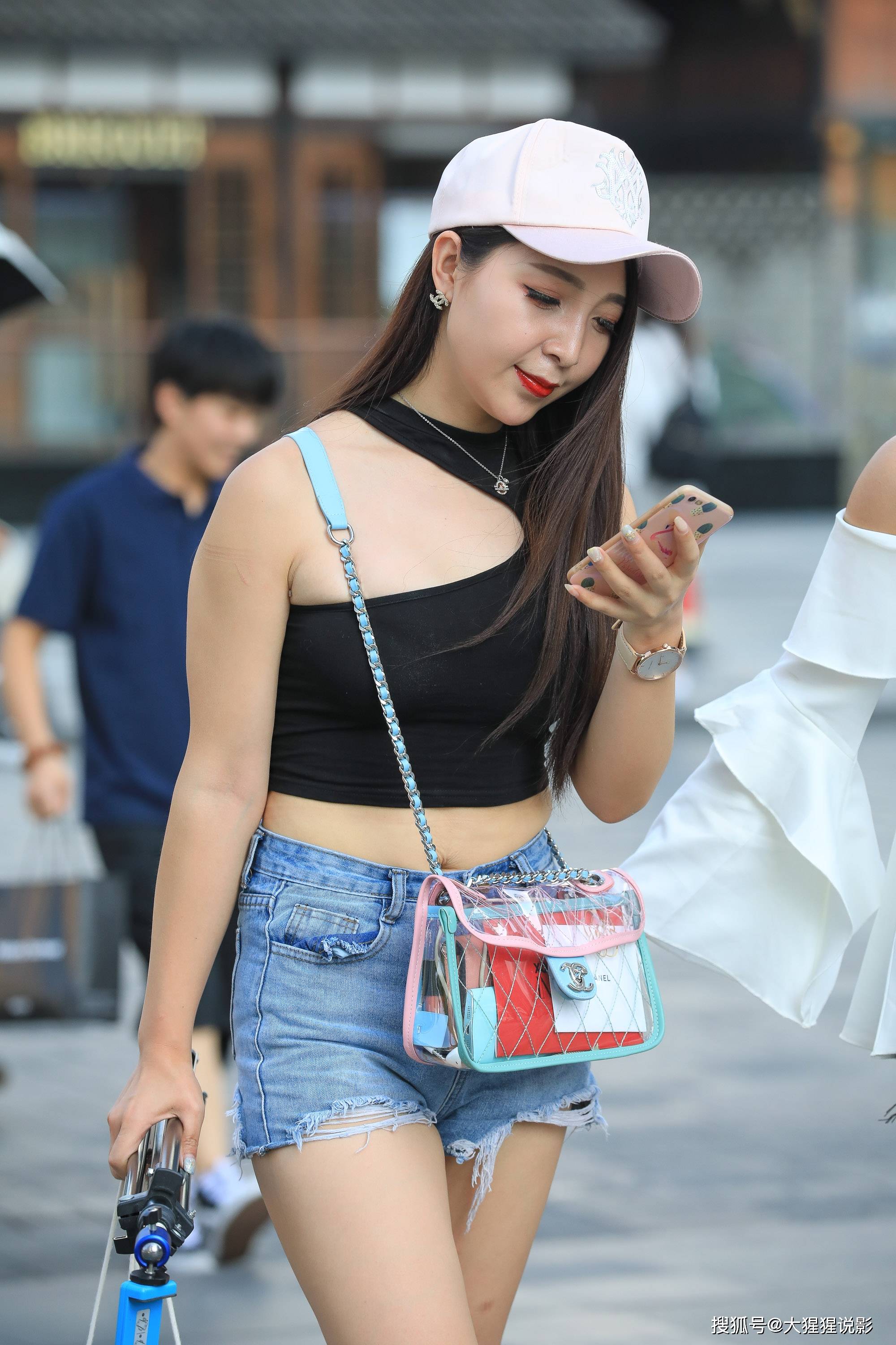 街拍:小姐姐lou肩黑色t恤 牛仔短裤,透明高跟鞋显得高级又时尚