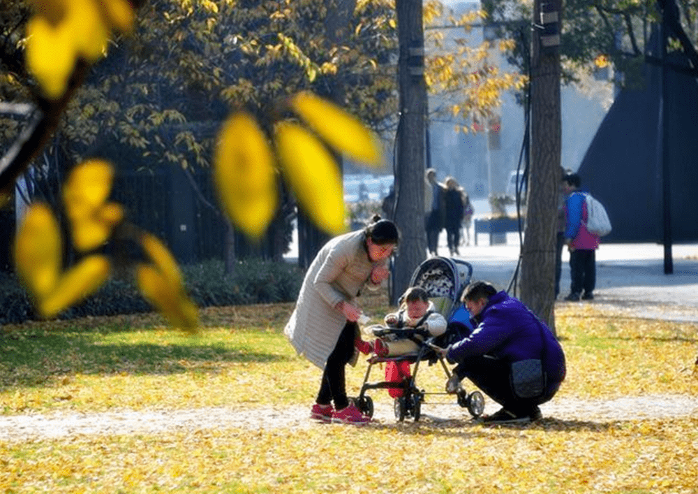 春天给娃晒太阳大有讲究晒不对孩子可能受伤家长别做错了