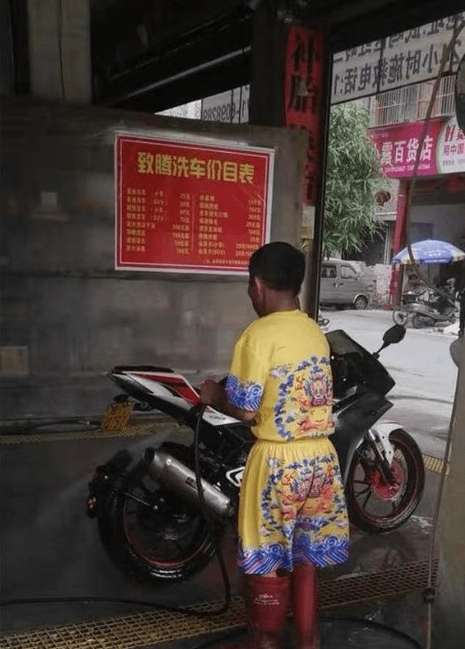 原创
每日一笑:人家娶媳妇都是过日子的,大哥你这媳妇是防台风的吧