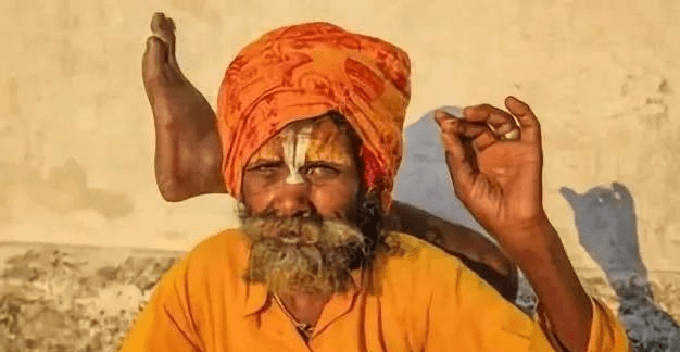 印度这位苦行僧，右手臂高举了46年，现在变成什么样了呢？