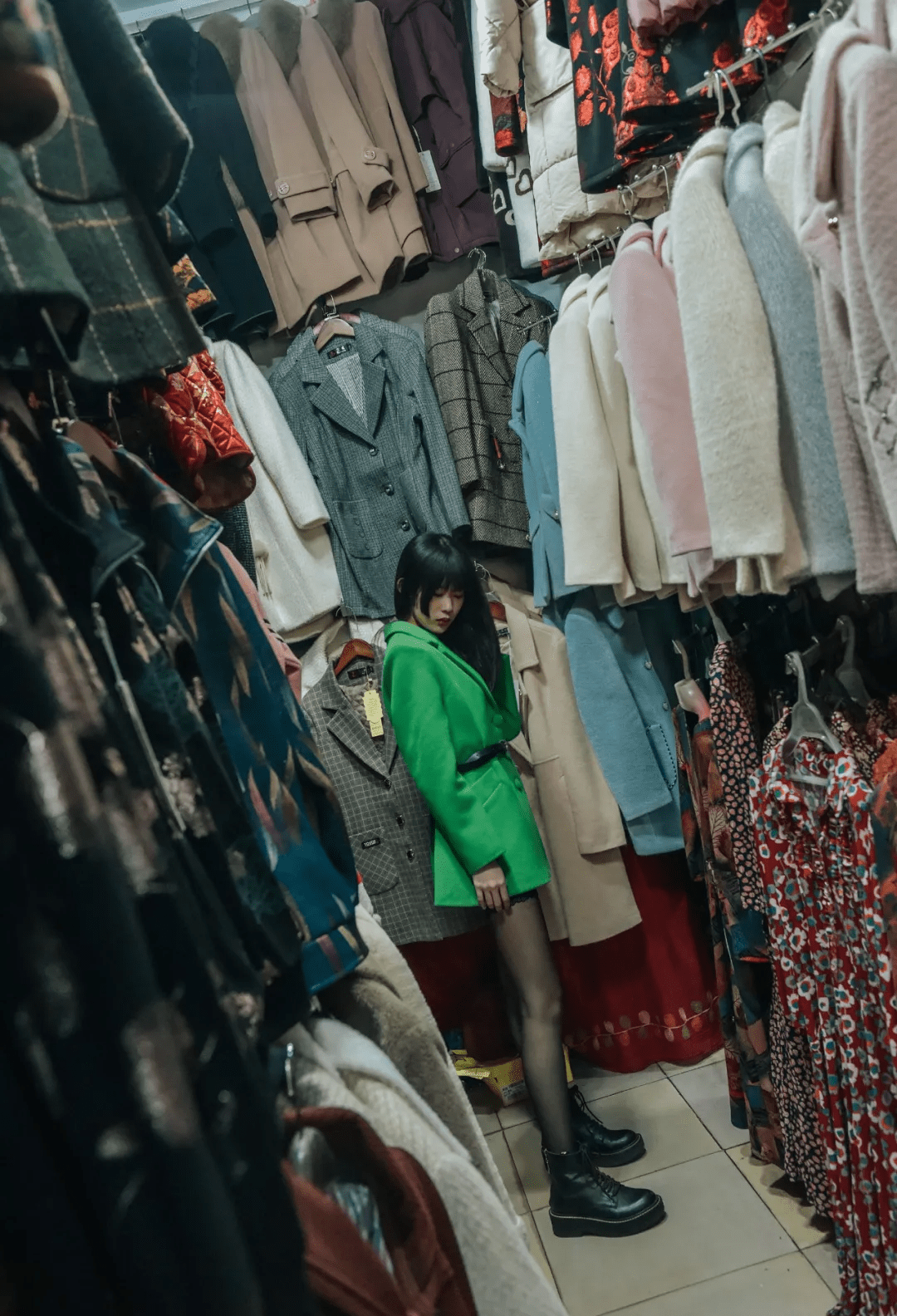 在村里买衣服拍照她选择这样和昆明这个城中村告别