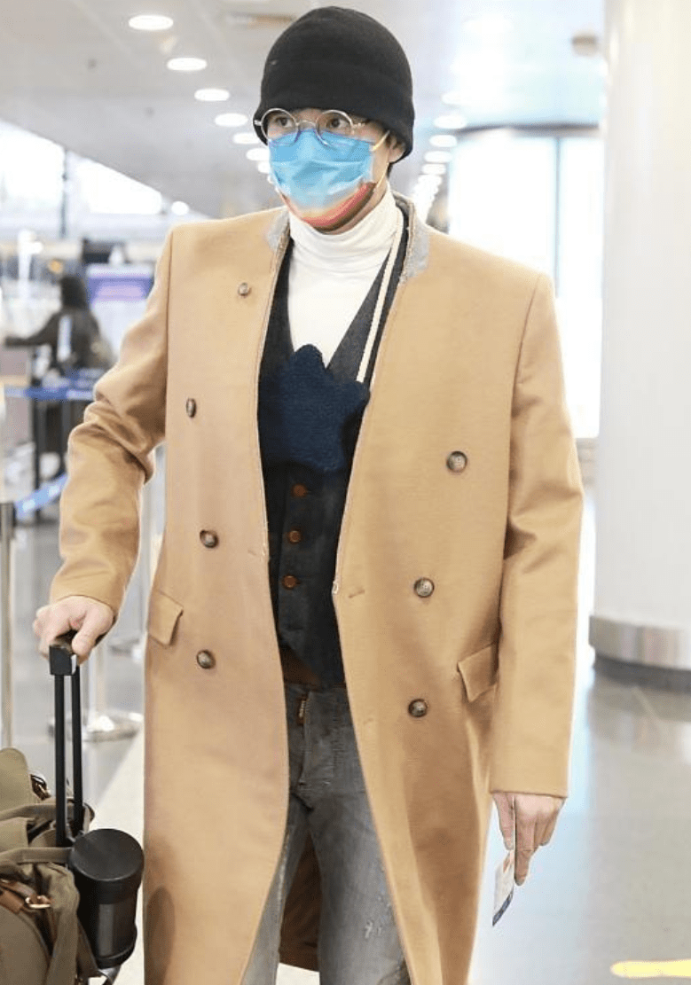 当天周一围结束工作返回杭州,从机场独自打车回家,卡其色大衣搭配针织