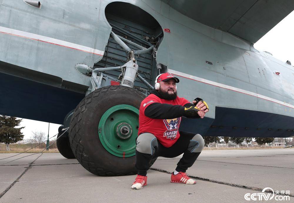 俄大力士创纪录拉动315吨飞机40秒内拖动112米