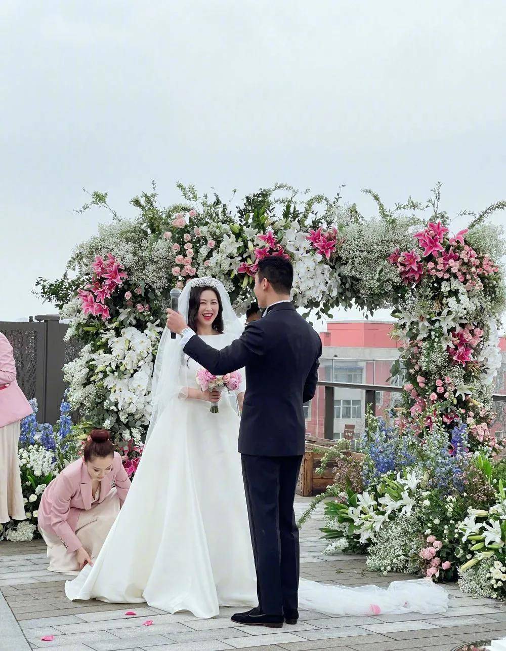 8年霸榜“全球最美面孔”，36岁朱珠嫁给王昀佳，婚礼太接地气