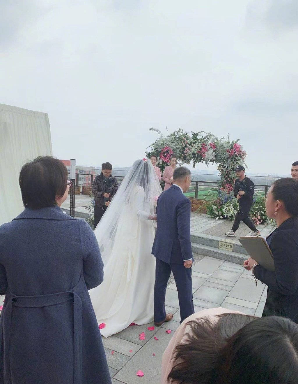 演员朱珠婚礼现场曝光 与丈夫甜蜜对视满脸幸福