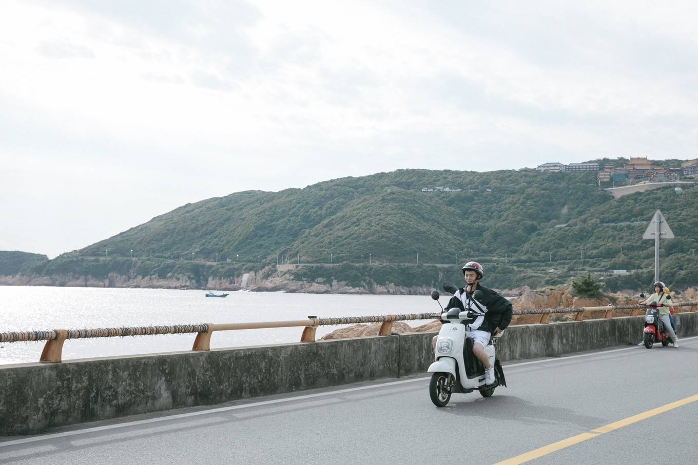 海岛旅行，必不可少的是摩托车感受风一样的自由