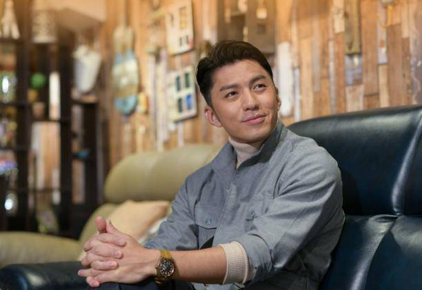 所以网友们更是表示就算是化妆都"拯救"不了袁伟豪的这一个"残样"