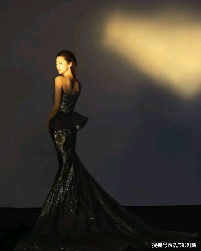 费费本名费沁雯,她是浙江卫视台签订主持人,仅仅做为主持人,她并沒有