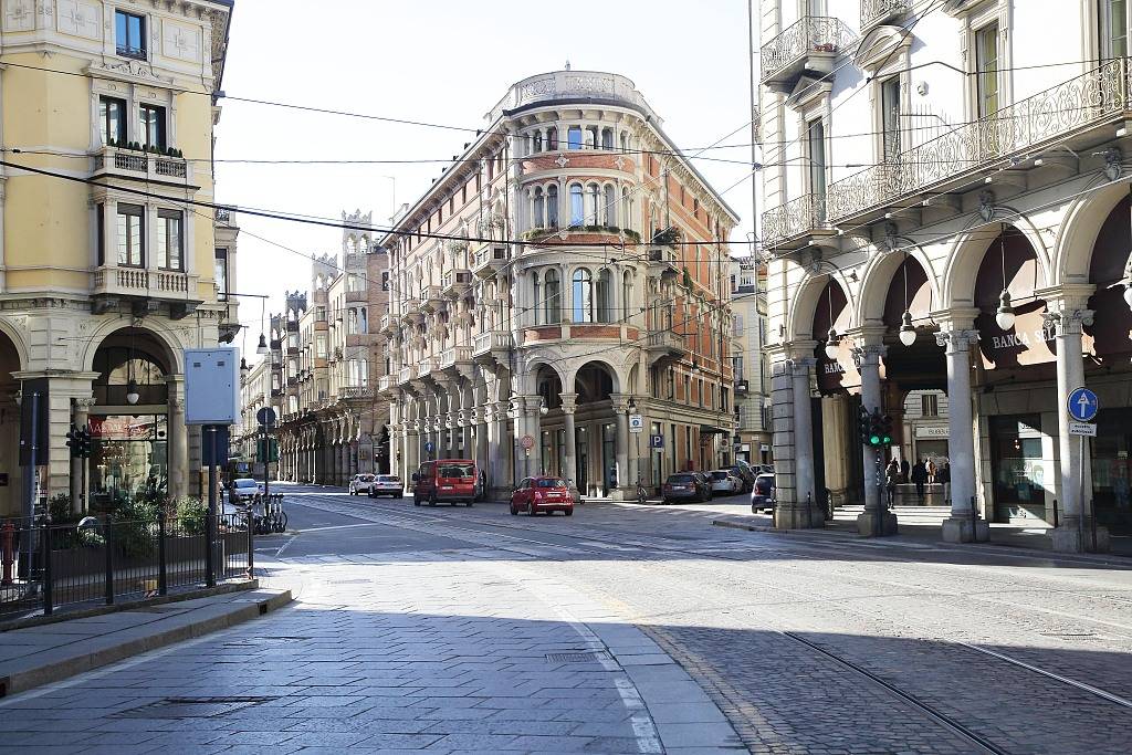 皮埃蒙特大区首府都灵被意大利政府列为高风险红区,城市街头行人