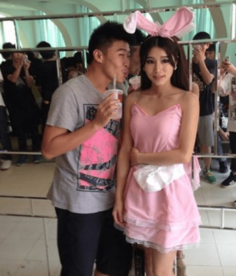 原创
每日一笑:穿衣服时都说黑色显瘦,我怎么看着不对劲啊