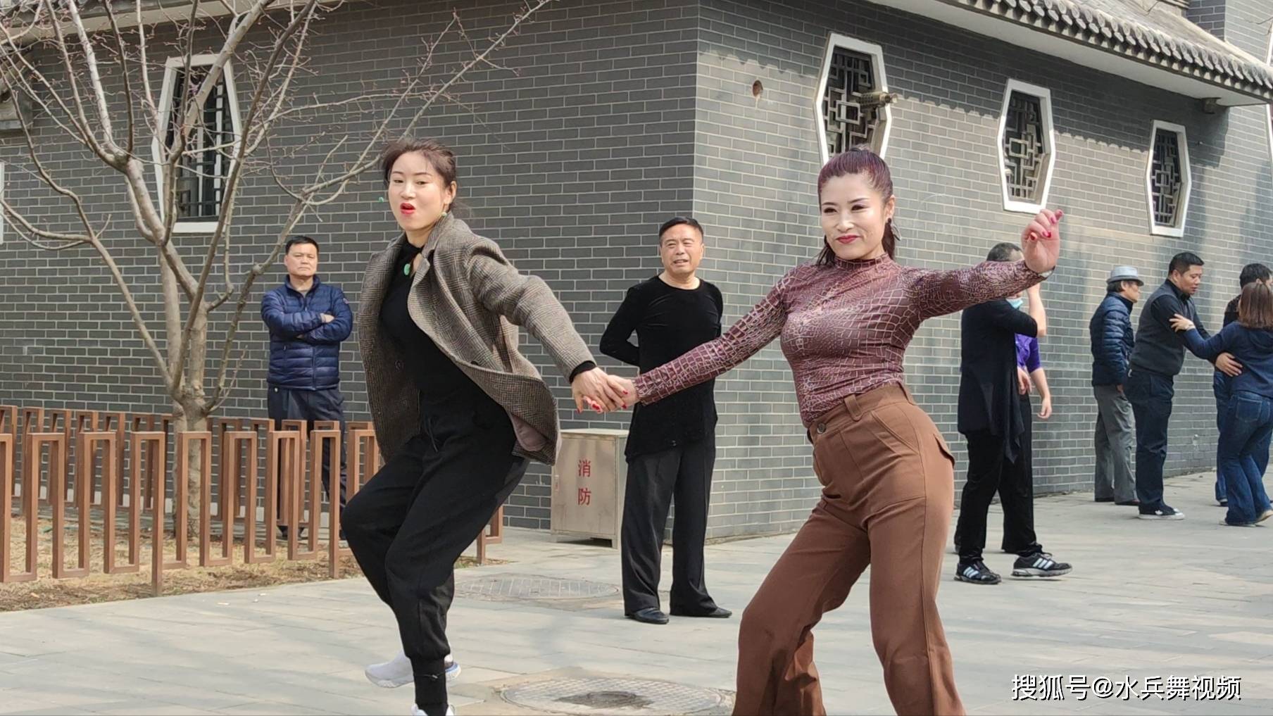 王敏王秋姐妹俩表演吉特巴《又见山里红》音乐动感,舞步优美大气