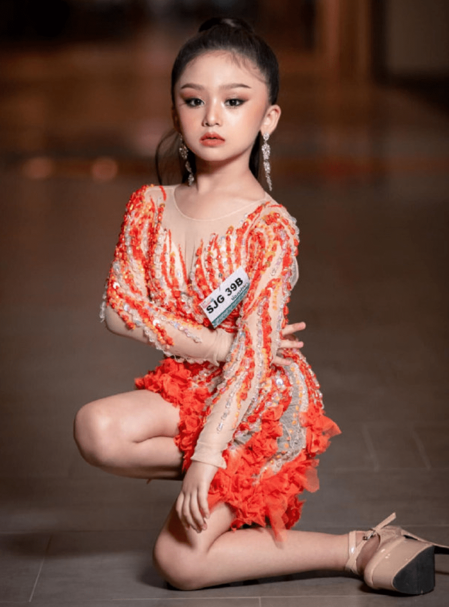 7岁泰国选美皇后因打扮饱受争议卸去妆容后反而广受好评