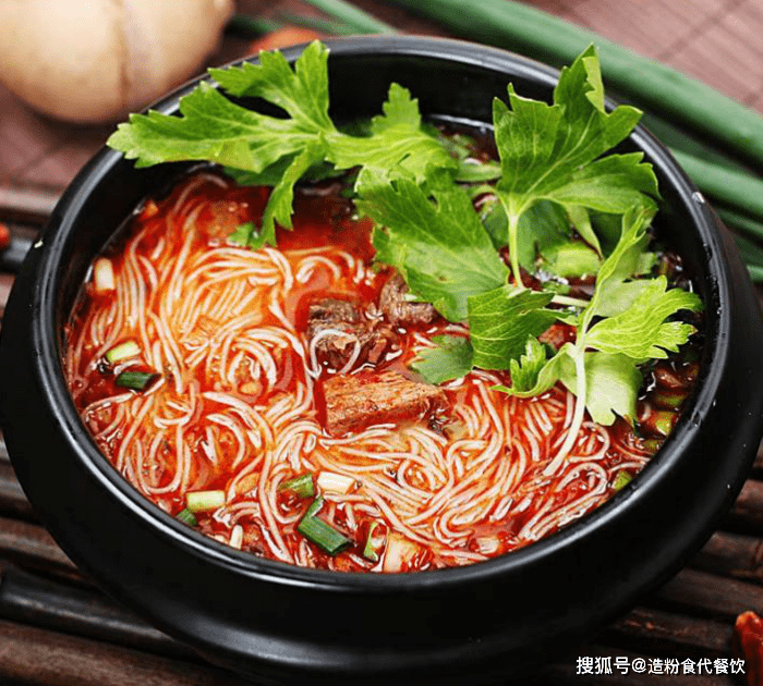 红汤米粉色泽红亮,米粉柔韧细腻,原来,不需要长时间的酝酿也可以做出