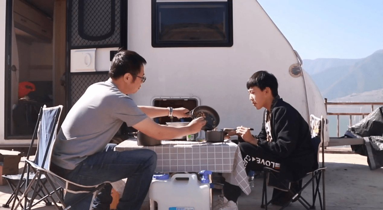 父亲花54天带叛逆儿子房车旅行 但凡有办法都不会走这步 徐云峰