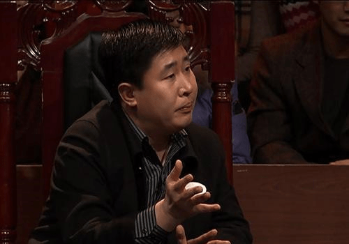 男人们都爱互相敬酒,甚至还会硬灌,张政一看父亲要醉倒了,便跟叔伯说