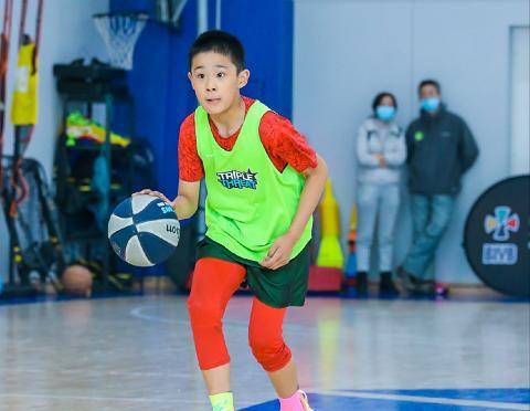 杜峰儿子虎头带队夺冠!拿下mvp,未来或加盟广东宏远!_父亲