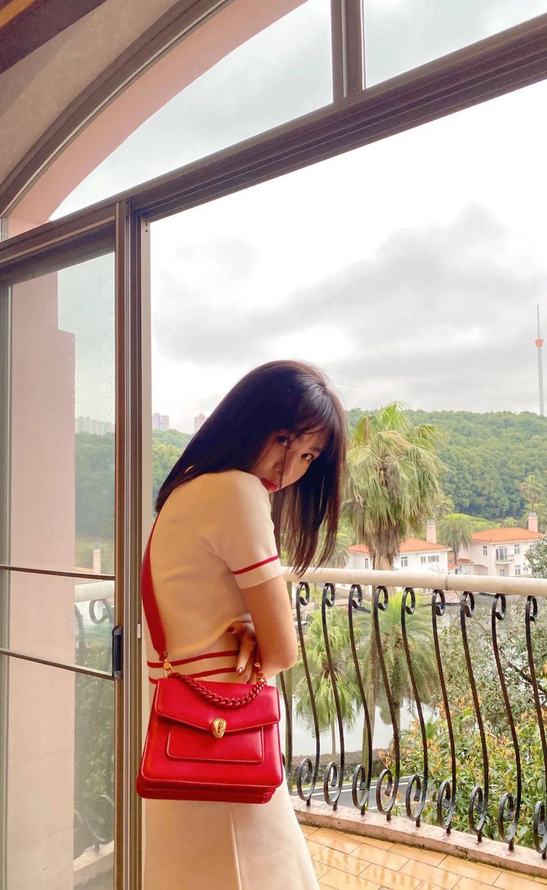 李菲儿的这两套穿搭白色为主和粉色为主都穿出了时尚和少女的活力