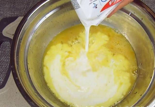 蛋糕胚的做法在家烤 b7adde44d31b472fa5de871de6357a5b.jpeg