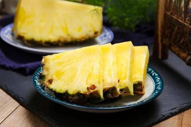 菠萝怎么泡盐水步骤 c11b2e17bf704a85862ae1b8873e42d3.jpeg