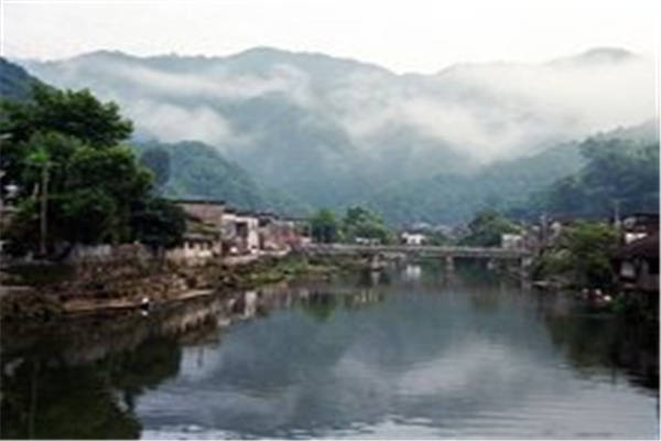 中国历史上的“四大古镇”，具有浓厚的民族风格和地方特色，是灿烂的文化遗产