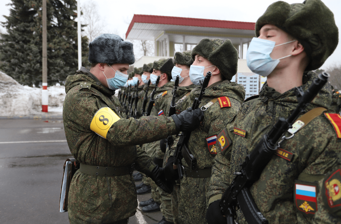 俄罗斯军人在莫斯科克里姆林宫,为胜利日红场大阅兵进行训练!
